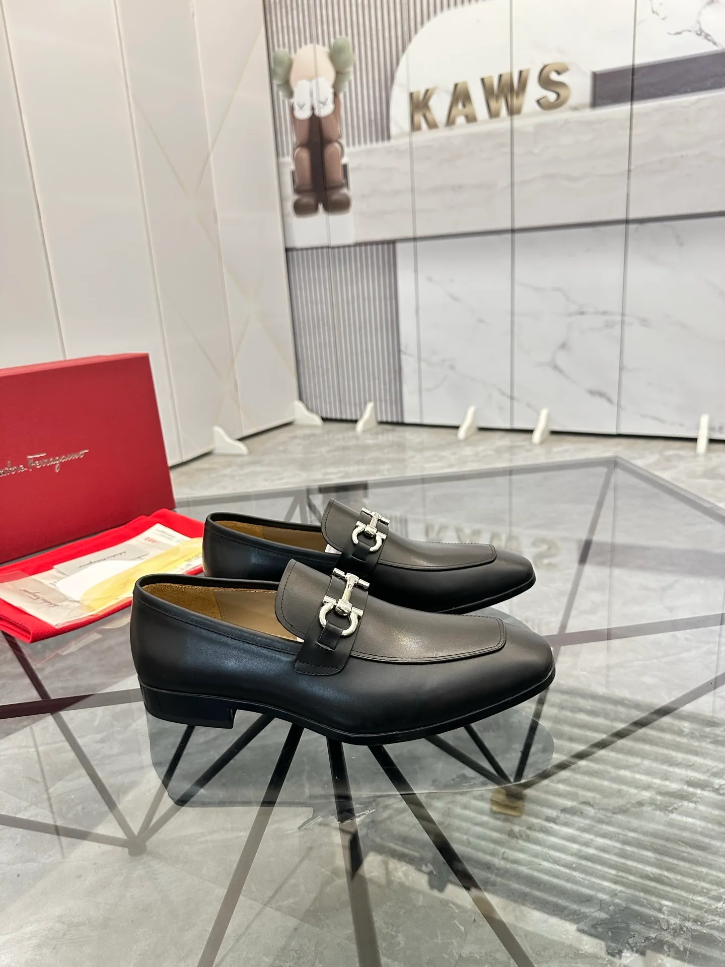 Men's shoes: 💰P640¥ High-end quality Product trademark: Ferragamo* "Ferragamo*" leather shoes Regular size: 38-44 (can be customized to 45.46.) Product materials: imported first-layer cowhide leather upper, cowhide lining, original outsole. Number: 688